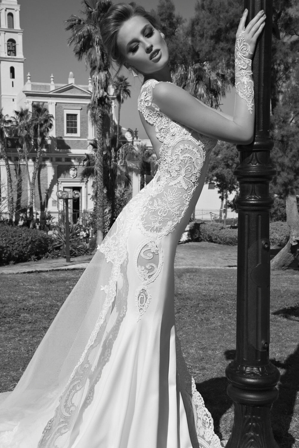 La Dolce Vita Collection by Galia Lahav 2015。Galia Lahav2015年La Dolce Vita系列婚纱，由最能衬托身材的鱼尾婚纱组成，透着浓浓复古风的繁复坠饰和精致蕾丝，实在可以用美轮美奂来形容，然而在低胸和露背的大胆设计之下，比婚纱更加美丽的是模特本身。