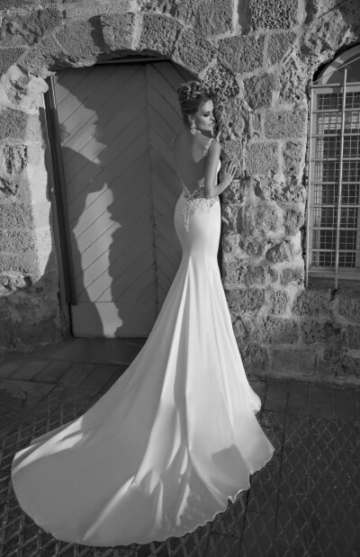 La Dolce Vita Collection by Galia Lahav 2015。Galia Lahav2015年La Dolce Vita系列婚纱，由最能衬托身材的鱼尾婚纱组成，透着浓浓复古风的繁复坠饰和精致蕾丝，实在可以用美轮美奂来形容，然而在低胸和露背的大…