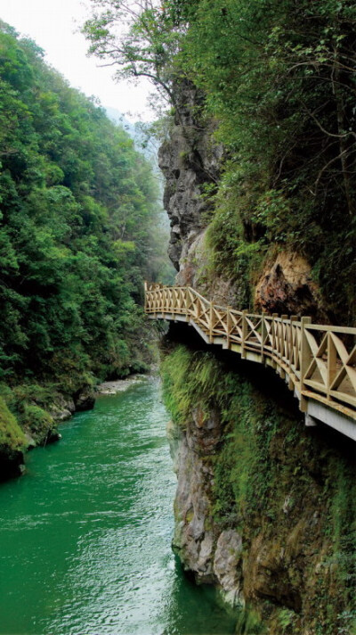 距离贵阳很近的地方有一座幽深静谧的大峡谷，名曰“南江大峡谷”，峰峦叠翠，美不胜收，如今更是集漂流、徒步、人体摄影为一体的天堂。