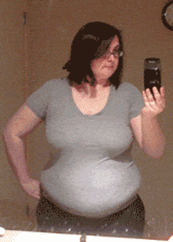 #励志贴#Reddit网友Dignityblows在一年内瘦了88磅。然后把她的自拍照做成了这个超励志的gif！减不下肥，不要有任何理由！要么瘦，要么死~同意的举手~