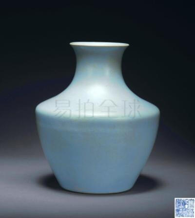 【瀚海2014春季拍卖会】清乾隆 仿汝釉鱼篓尊 H 29.8 cm 15 5/8 in “大清乾隆年製”篆书款。来源：北京市文物公司旧藏。参阅：故宫博物院藏文物珍品大系《颜色釉》，第103页。香港商务印书馆出版社 http://t.cn/8…