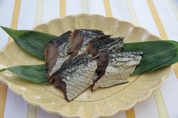 山椒腌鯡魚（にしんの山椒漬け）。福島縣鄉(xiāng)土料理。由于鯡魚不耐存，北國(guó)或山國(guó)地區(qū)都將去掉頭尾的鯡魚劈開曬干以便流通市場(chǎng)。福島縣人正是用這種鯡魚干與山椒葉交互重疊，再以醬油、酒、味醂、醋、砂糖腌漬成可以長(zhǎng)期保鮮的儲(chǔ)存食品