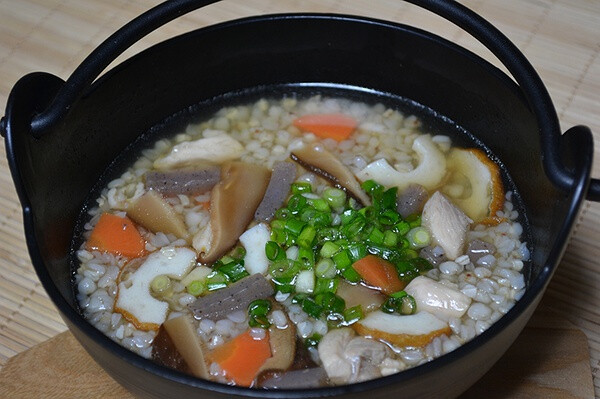 荞麦米杂炊（蕎麥米雜炊）Sobagome-Zousui。「荞麦米」是将荞麦种子煮熟晒干再脱壳的荞麦粒，「杂炊」是稀饭、泡饭。德岛县不适合种稻，往昔通常以荞麦代替稻米，但直接用荞麦粒煮成稀饭则是德岛县独特的吃法。据说起源是平安时代末期源平合战时