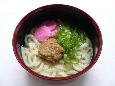 母狗鱼乌冬面（ごまだしうどん）Gomadashi-Udon。大分县乡土料理。「Gomadashi」是将烤熟的狗母鱼磨碎，加酱油和芝麻做成调味料，之后盛在乌冬面上，最后浇上热汤。因芝麻调味料在夏季可保存一星期，冬季可保存一个…