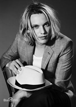 杰米·坎贝尔·鲍尔（Jamie Campbell Bower）扮演过 第一代黑魔王（德国）：盖勒特·格林德沃（Gellert Grindelwald）