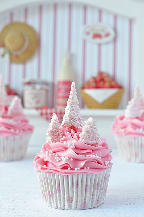 Pink Christmas Cupca...