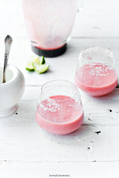 strawberry, banana, lime &amp;amp; coconut milk smoothie