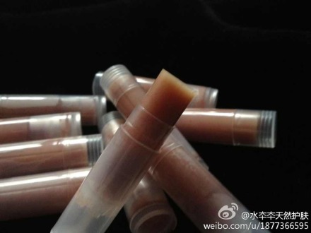 #自制天然护肤#纯手工自制的唇膏，玫瑰唇膏和椰子唇膏，里面的植物成分都是用纯植物磨制而成的，所以绝对的健康噢，涂在唇部不用有丝毫的担忧，吃进去也完全不会伤害身体！