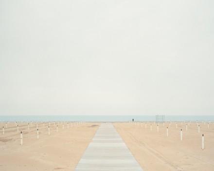 【摄影】“沙滩”系列 ，没有游客的地方，没有忧郁或任何含意的兴趣。| 匈牙利摄影师 Akos Major