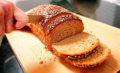 【要怎样切面包才能保持完整，甚至不掉渣呢？】先把刀烧热后，再切面包，面包就不会粘在一起，也不易碎了，而且不论切厚切薄都很均匀完整。