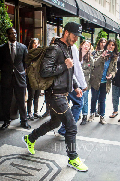 大卫·贝克汉姆 (David Beckham) 穿荧光黄Adidas运动鞋现身SoHo的Mercer Hotel