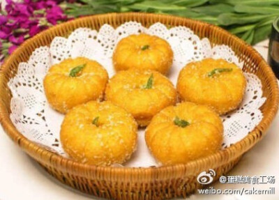 【南瓜饼】做法：1.南瓜上锅蒸烂，捣成泥；2.加入糯米粉200g，吉士粉一小匙，蜂蜜一小匙和适量白糖，可根据口味自己调节，混合揉成面团；3.把面团搓成长条，切成若干小段,揉成圆形，用刀划上印成南瓜的形状，滚上面…