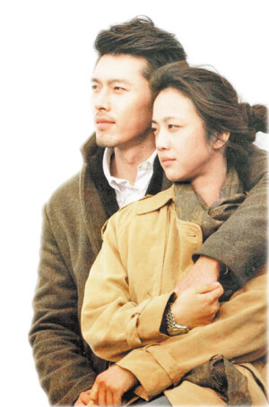 中文名：晚秋（2010）， 外文名：Late Autumn， 其它译名：만추，《晚秋》根据李满熙导演1966年的同名电影改编而成，影片以美国西雅图为背景，讲述两个互相隐瞒了身份的陌生人就这样在邂逅中渐生情愫，在短短三天内谈了一场浪漫恋爱。勋在Anna即将回监狱前希望Anna与自己逃跑，Anna拒绝，而Anna也不知道勋因为疑似杀了雇主玉子将要被警察带走。两人相约在Anna两年刑期满时再次相会。可Anna在相约地点却怎么也等不来勋。