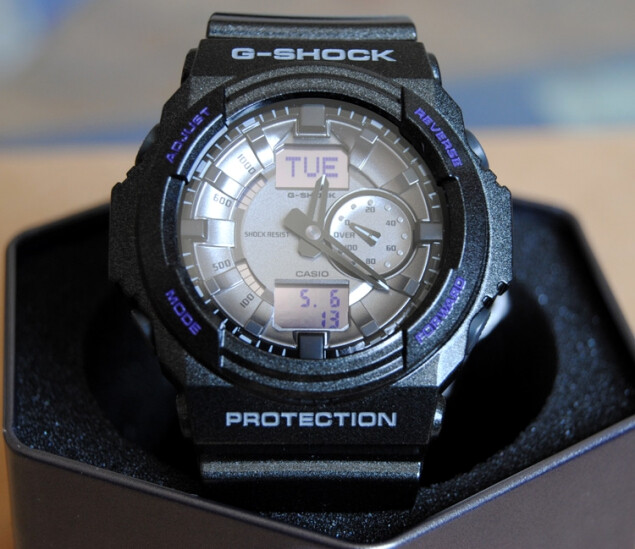 G-SHOCK指針雙顯大尺寸錶殼新設計，輪廓鮮明的造型， 讓橡膠錶殼產生宛如由岩石雕刻而成的視覺效果； 傳達G- SHOCK強悍、具街頭風格的特質。 凹面設計的三層錶盤增加錶款立體效果，並帶有低調的光澤感； 錶殼上橫向及縱向的切割線條，呈現結實剛毅的新面貌。