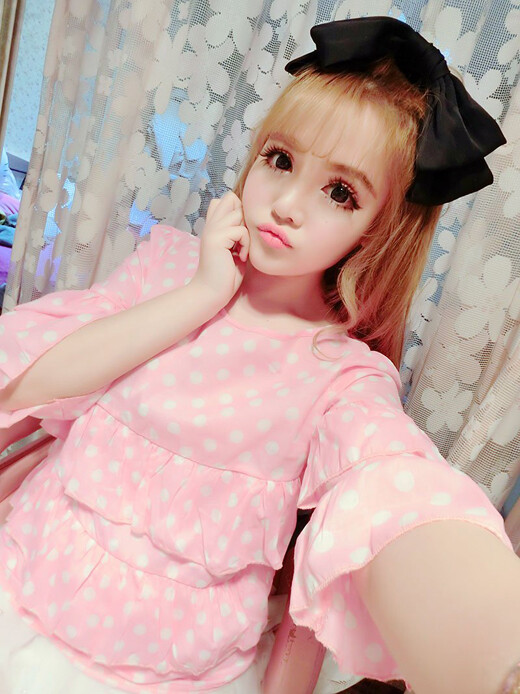 甜美波点荷叶边上衣，嫩嫩的粉色配着白色波点，充满了甜美的味道，十分衬肤哟！多层的荷叶边，看起来更具层次感！配上一款雪纺半身裙，特有淑女范哦