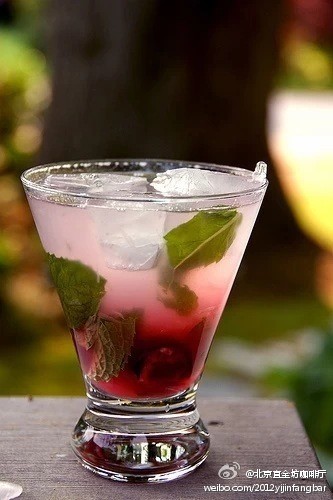 粉红莫吉托 pink Mojito Cocktail【材料】白朗姆酒50毫升特级砂糖1茶匙青柠1个（榨汁）带茎新鲜薄荷枝3枝越橘汁1毫升（少量）苏打水少许【制法】将砂糖和青柠汁倒入杯底加入薄荷叶捣烂注入白朗姆酒，往杯中加满碎冰放入一些新鲜薄荷叶倒满苏打水加入越橘汁搅拌 。