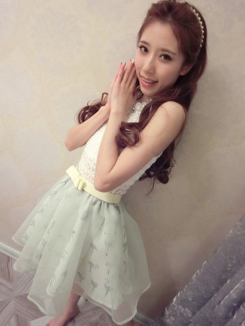 超级美丽的一款哦，非常的好看，绝对夏天必备的哦~~ 纱裙可是春夏大热的款式， 款式长度理想型啊，任何衣服都可以百搭 高腰加上蓬蓬裙设计，可以很好的修饰身形。 加上糖果色，让人不爱都不行的，百搭单品一定要入的哦。 面料是进口欧根纱，蓬度好，有淡雅的光泽，手感也超赞