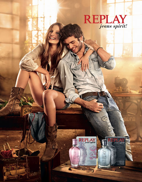 Replay 最爱牛仔装，女香Jeans Spirit! for Her的有着温柔、现代、轻松的花香气息，前调是及其温柔的牡丹；中调清新、辛辣、丰润的味道由姜、百香果构成；尾调为为紫罗兰和麝香。男香Jeans Spirit! for Him的味道清新、随意，有着泥土的芬芳。它的前调是充满能量感的柑橘；中调是海洋调和热带珊瑚；尾调为印尼广藿香。