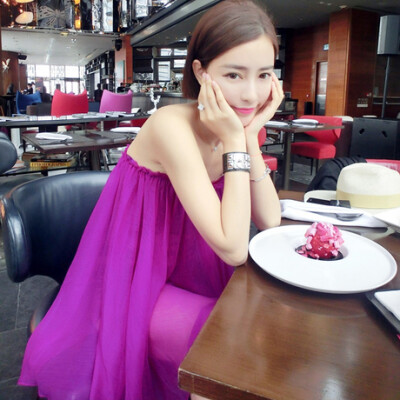 这款值得尖叫了 也是自己超级爱的款 穿出去度假的时候回头率和询问率都超级高 得到一片赞扬 一点都不夸张 超级正的枚紫色 很显白 缎面内衬是包身设计的这种面料一般都是做礼服之类的面料 外面的定制飘飘压皱仿真丝…