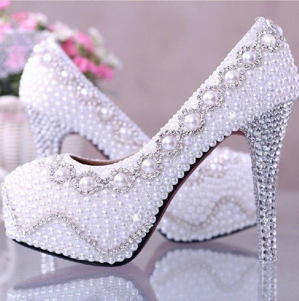 #白色珍珠婚鞋#Wedding - Amazing White Pearl Crystal High Heels Bridal Wedding Shoes 感觉每一颗珍珠都恰到好处，排布均匀。曦 @晨曦小径