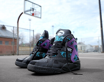 單單看REEBOK BLACKTOP BATTLEGROUND這個名字，顧名思義是指「石屎地之競技場」，即是與一向的木板地有著很大分別，所以為了提高鞋履的耐用度，鞋底更刻有凹凸之三角碎石通孔，為了給籃球員提供全方位的保護及緩衝功…