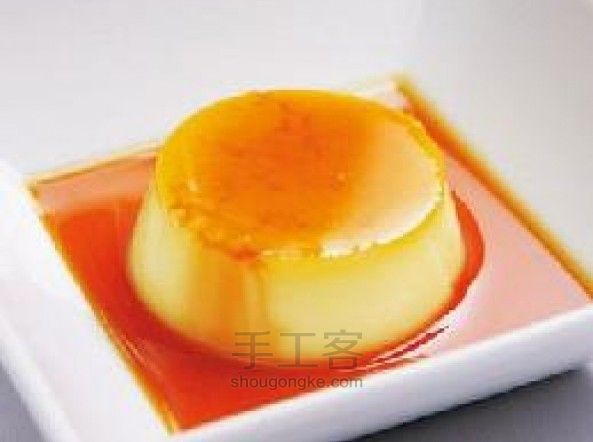 DIY美食“水果酸奶”，布丁是一种英国的传统食品。它是从古代用来表示掺有血的香肠的“布段”所演变而来的，今天以蛋、面粉与牛奶为材料制造而成的布丁，是由当时的撤克逊人所传授下来的。中世纪的修道院，则把“水果和燕麦粥的混合物”称为“布丁”。这种布丁的正式出现，是在16世纪伊丽莎白一世时代，它与肉汁、果汁、水果干及面粉一起调配制造。分享自手工客官网：http://www.shougongke.com/course/2601.html