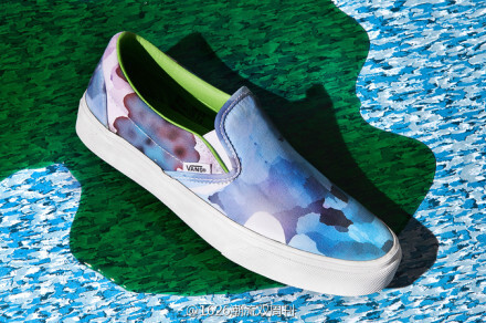 #鞋子王#巴黎时装品牌 Andrea Crews 联手 Vans 以品牌旗下经典鞋作 Slip-on 为原型，打造全新联名系列。在 Slip-on 的经典帆布鞋身上，印有独特的印花图案，绿色的皮革则作为内衬的点缀，整体十分具有夏日迷幻般视觉效果。这系列鞋作将于 5 月 20 日发售，喜欢的朋友记得关注。http://t.cn/RvhZmp1