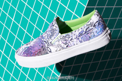 #鞋子王#巴黎时装品牌 Andrea Crews 联手 Vans 以品牌旗下经典鞋作 Slip-on 为原型，打造全新联名系列。在 Slip-on 的经典帆布鞋身上，印有独特的印花图案，绿色的皮革则作为内衬的点缀，整体十分具有夏日迷幻般视觉…