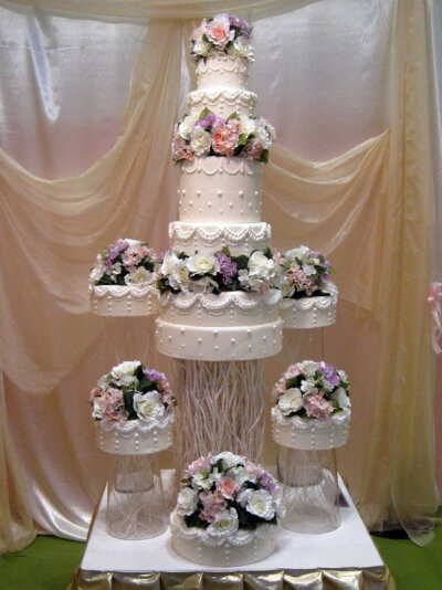 Full Bloom wedding cake