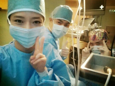 #Doctor异乡人##李钟硕#&amp;amp;韩恩善&amp;amp;李才元 我们朴勋医生的初次手术拍摄http://t.cn/RvzPxBO