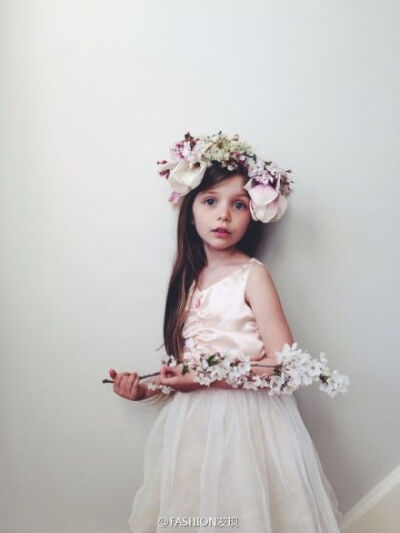 攝影師Kirsten Rickert為女兒Elle拍的圖片。小女孩人雖小，卻有著精靈一般地樣貌，拍攝的照片也十分有氣質