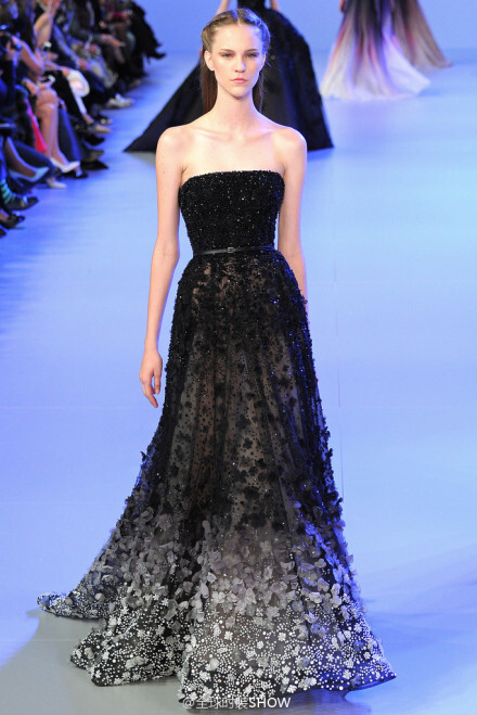 Elie Saab（艾丽·萨博）2014春夏系列高级定制时装，Elie Saab将五颜六色的花朵汇聚到了以渐变色为底色的裙装上，加上模特走动时摆动的裙摆效果，让整套礼服恰似正在生动地上演着一场从天空飘洒下的花雨。