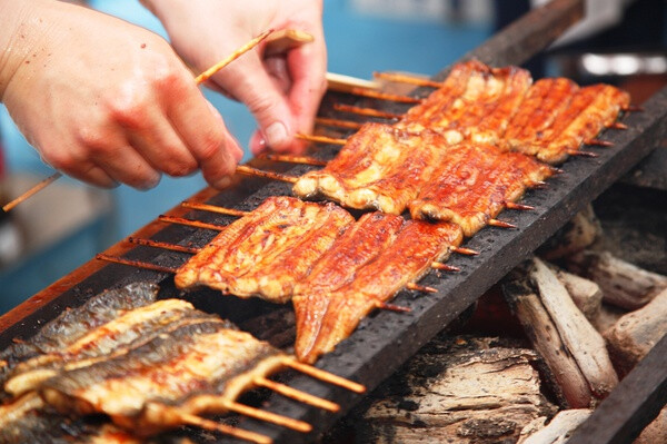 45.鳗鱼蒲烧（うなぎの蒲焼き）Unagi-no-Kabayaki。静冈县乡土料理。这道料理在日本全国各地很常见，只是浜名湖（Hamanako）的养殖鳗鱼历史已有一百三十余年，浜松市内甚至有创业一百三十年的鳗鱼料理店，因此静冈产鳗鱼在日本是顶尖名牌。