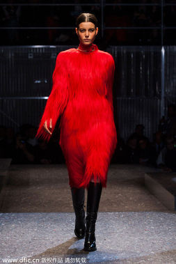 2014秋冬米兰时装周PRADA大秀发布：红色皮草大衣。
