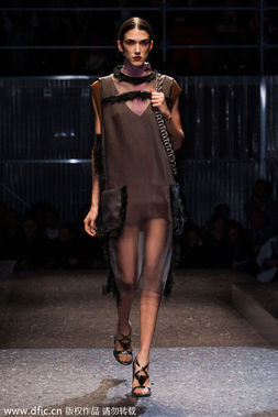 2014秋冬米兰时装周PRADA大秀发布：红色皮草大衣。