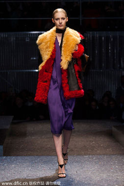2014秋冬米兰时装周PRADA大秀发布：红色皮草大衣。