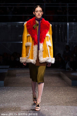 2014秋冬米兰时装周PRADA大秀发布：红色皮草大衣。