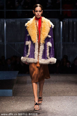 2014秋冬米兰时装周PRADA大秀发布：红色皮草大衣。
