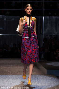 2014秋冬米兰时装周PRADA大秀发布：红色皮草大衣。