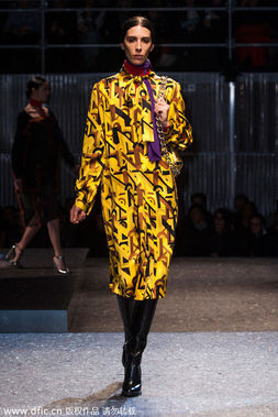 2014秋冬米兰时装周PRADA大秀发布：红色皮草大衣。