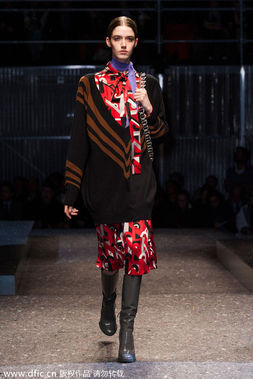 2014秋冬米兰时装周PRADA大秀发布：红色皮草大衣。