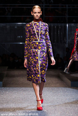 2014秋冬米兰时装周PRADA大秀发布：红色皮草大衣。