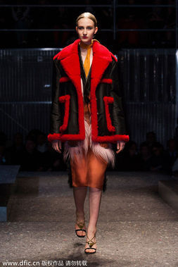 2014秋冬米兰时装周PRADA大秀发布：红色皮草大衣。