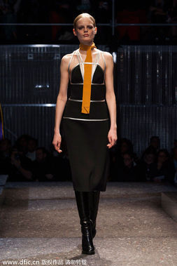 2014秋冬米兰时装周PRADA大秀发布：红色皮草大衣。