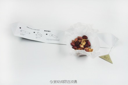 加拿大华裔设计师LILY KAO设计的茶点套装，灵感来自广式早茶，竹制蒸笼里装的烧麦和粽子实际是普洱茶与烤花生的小点。食用后的外包装还可以展开做杯垫和书签使用。