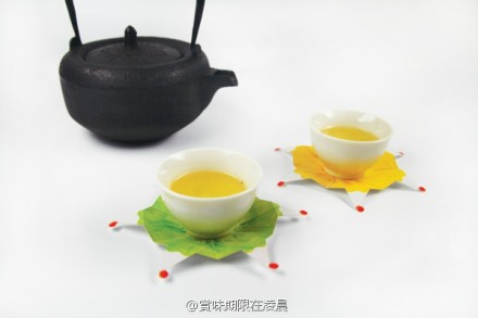 加拿大华裔设计师LILY KAO设计的茶点套装，灵感来自广式早茶，竹制蒸笼里装的烧麦和粽子实际是普洱茶与烤花生的小点。食用后的外包装还可以展开做杯垫和书签使用。