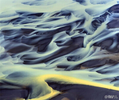 #驴途随拍#【油画般的冰岛河流】俄罗斯57岁的摄影师安德烈·叶尔莫拉耶夫在500英尺高空的飞机上拍摄到一组冰岛河流的全景照。照片中，河流流过冰川大坝，穿过平地沙滩，幻化出一幅幅五光十色，千变万化的绚丽图景~