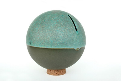  这是一个艺术气息浓厚而且精美绝伦的纯手工陶艺存钱罐-ORB。ORB由上彩釉的陶土容器和软木塞两部分组成，外形像极了一个抽象化了的陶瓷小猪又像是一个个香甜可口的大大的糖球十分吸引人，典型的斯堪的纳维亚风格设计…
