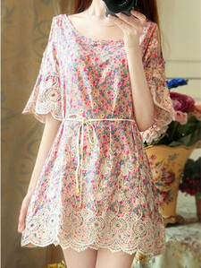 一款非常复古的印花蕾丝刺绣连衣裙,森林系小清新碎花图案甜美清新,活泼的喇叭袖设计搭配简洁古色的收腰绑带,亲肤的棉麻面料很亲肤,耐看加清凉舒适,夏天衣柜里必有的一款哦.
