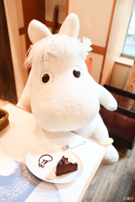 #日本自由行美食推荐#【不怕寂寞！超萌的Moomin家族陪你用餐】moomin House Café在日本东京巨蛋城、晴空塔及博多运河城有门店，小店充满童趣，更有各种造型可爱美食最特别的是：如果你一人用餐，还有来自芬兰的小河马moomin家族玩偶陪你一同喝咖啡，和萌萌的moomin一同用餐太有爱了！